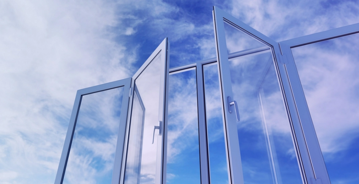 okna z&nbsp;białymi ramkami